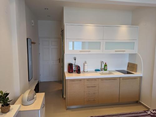 Kitchen, Beachfront Studio Palio Kavala in Toska