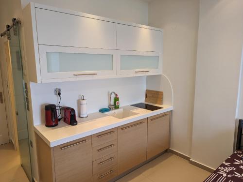 Kitchen, Beachfront Studio Palio Kavala in Toska