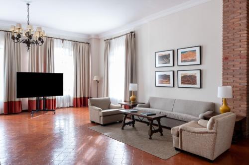 ห้องส่วนกลางสำหรับนั่งเล่น/ดูทีวี, ปาราดอร์ เด กาลาออรา (Parador de Calahorra) in คาลาออร์รา / ซานอาเดรียน