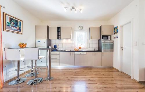 virtuve, Lovely Home In Jurdani in Jusici