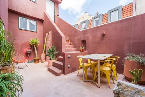 Cozy 1BR with Private Terrace Praça das flores | By Airnest, Lisabon
