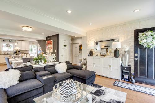 Outdoor Pool and Hot Tub Retreat - 6 Mi to Dtwn! in Park Heights