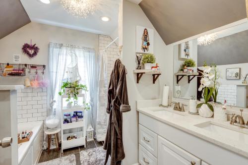 Outdoor Pool and Hot Tub Retreat - 6 Mi to Dtwn! in Park Heights