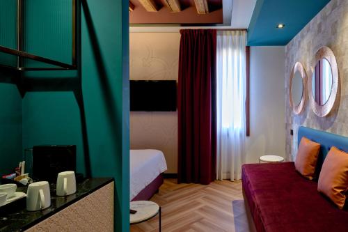 Junior Suite with Canal View image 7