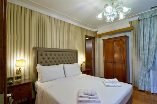 Classic Double Room image 3