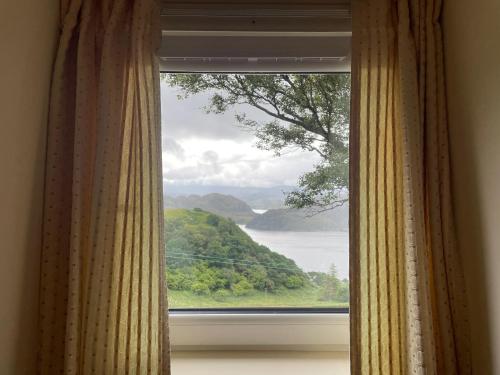 Eleven Diabaig Cottage - Tap to explore photos
