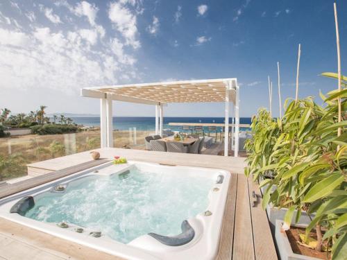 Iekārtas, Villa Papadopo - Luxury 3 Bedroom Villa With Private Pool, Hot Tub And Sea Views in Paralimni