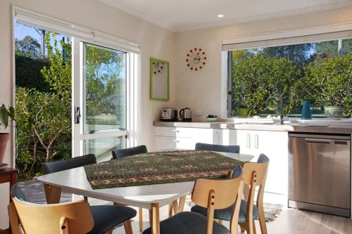 المرافق, The Peninsula Riverside Abode with Garden Views in تي أتاتو