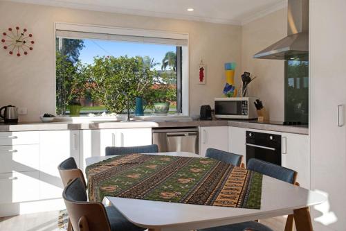 مطبخ, The Peninsula Riverside Abode with Garden Views in تي أتاتو