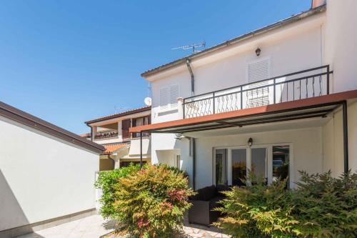 Holiday home in Porec - Istrien 9918 – khách sạn tại Brulo
