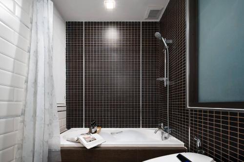 King Bed, Park, BTS 5min | Free Parking, Fast WiFi, Bang Kapi (foto 7)