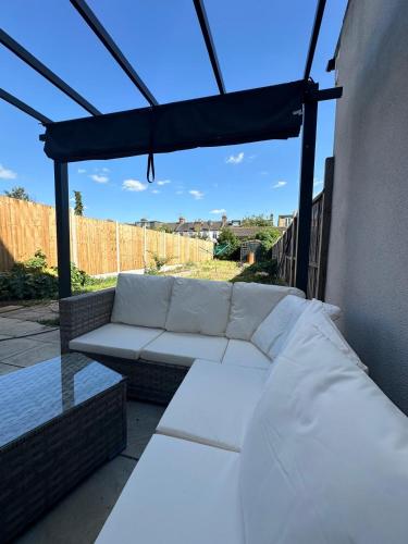 Luxury House in Ilford 21 minute Train journey from Central London