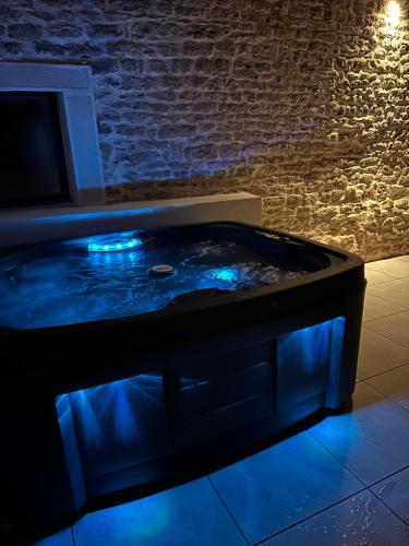 Gîte le clocher roman 14 personnes piscine et spa privatif (Gite le clocher roman 14 personnes piscine et spa privatif) in 奧克蘇瓦地區普伊