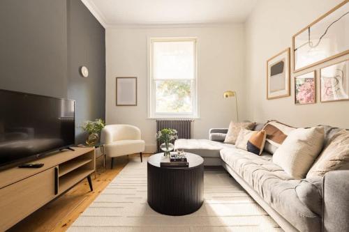 The Abinger Place - Inviting 2BDR House with Study Room & Garden