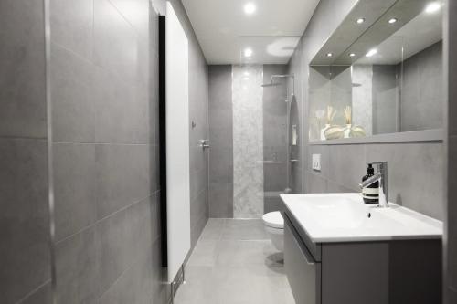 The Bayswater Retreat - Adorable 3BDR Flat with Balcony, Londres (foto 5)