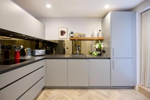 The Bayswater Retreat - Adorable 3BDR Flat with Balcony, Londres (foto 10)