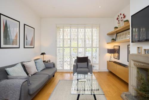 The Porchester Gardens - Modern & Bright 4BDR with Garden and Parking, Лондон