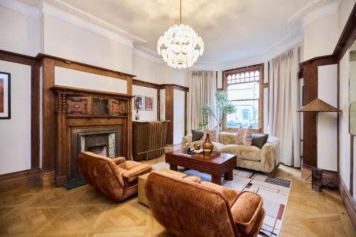 The Rosebery Retreat - Inviting 4BDR with Garden, Londyn