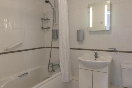 Family Room with Double and Single Beds image 3