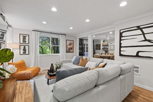 Spacious Stylish Modern Daylight Basement Retreat King Bed Office - Bellevue – khách sạn tại Eastgate