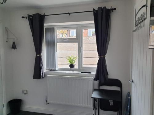 Private Room Sleeps 2 with Ensuite & Parking, Birmingham (photo 7)