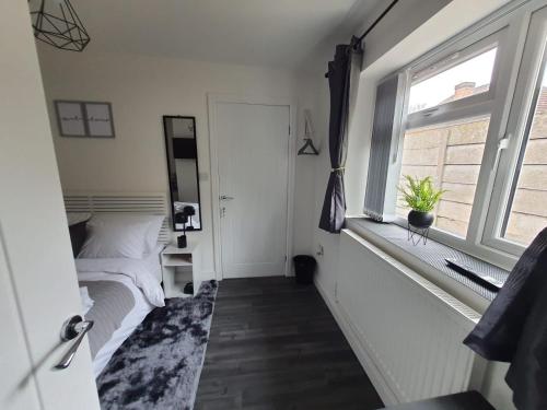 Private Room Sleeps 2 with Ensuite & Parking, Birmingham (photo 8)