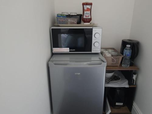Private Room Sleeps 2 with Ensuite & Parking, Birmingham (photo 9)