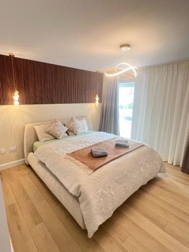 Stylish SuperKing and King Ensuite Bedrooms in Dublin, Dublin (photo 7)
