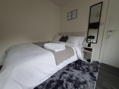 Private Room Sleeps 2 with Ensuite & Parking, Birmingham (photo 10)