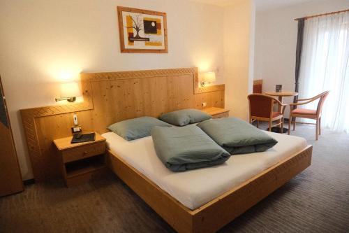 1 king bed, 1 twin bed, 1 sofa bed