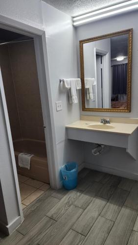 Economy Inn – Bonham, TX