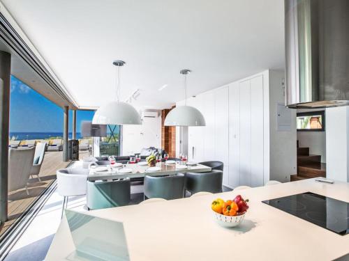 Iekārtas, Villa Papadopo - Luxury 3 Bedroom Villa With Private Pool, Hot Tub And Sea Views in Paralimni