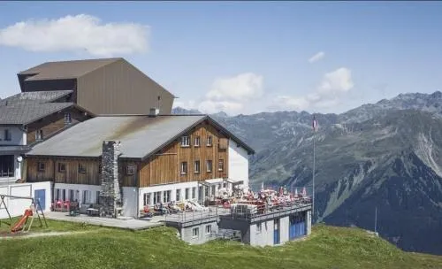 Gotschnagrat Bergrestaurant- Best Panoramic View in Klosters-Serneus, Schweiz