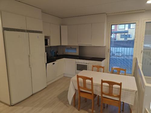 Kitchen, Nice 74,5 m2 app wih 4 beds and sauna in Nuuksio