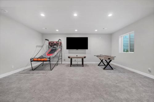 Luxe 6BD Gem in Johnstown -Tons of Games + Firepit