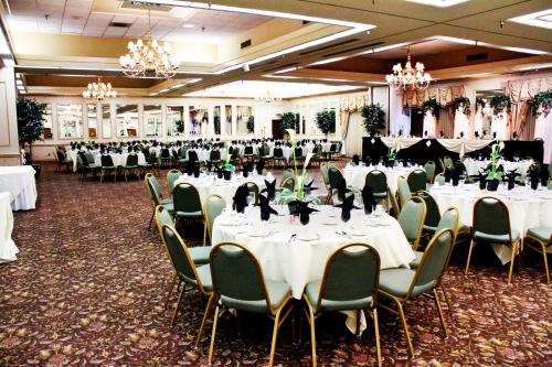 Banquet hall, University Square Hotel in Fresno (CA)
