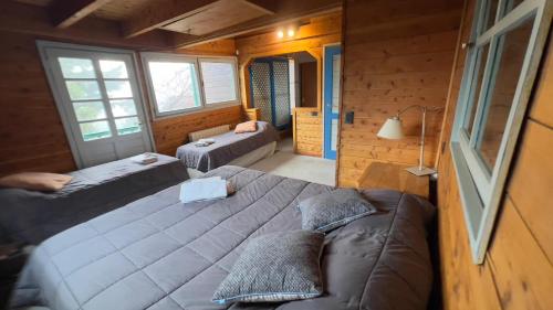 1 queen bed, 2 twin beds