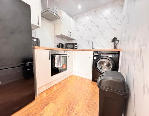 THE RESTING LION - Gourock Town Center Holiday Home Apartment in โกร็อค