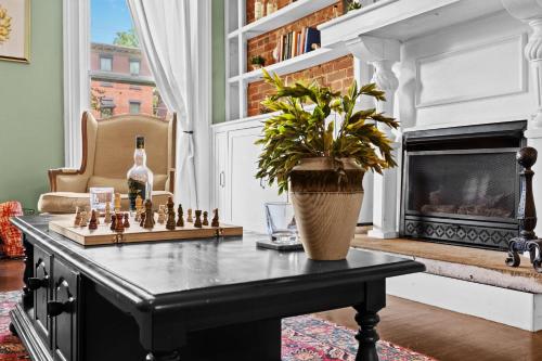 Elegant Manor w Private Yard & Modern Amenities - image 4