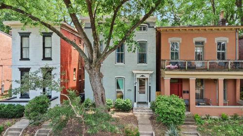 Elegant Manor w Private Yard & Modern Amenities - image 5