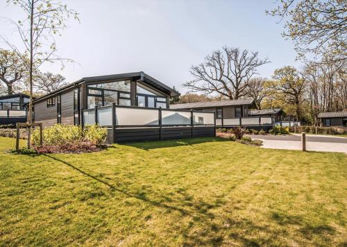 Exterior view, Woodside Coastal Retreat in Wootton Bridge