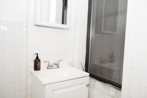 East Village Center Apartment w Full Amenities Great New York Location, New York (Foto 9)