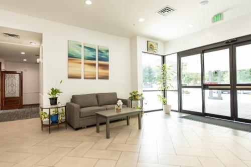 Oyster Bay Inn & Suites in Bremerton (WA)