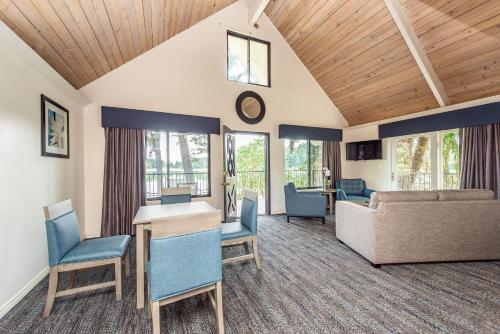 Oyster Bay Inn & Suites - image 6