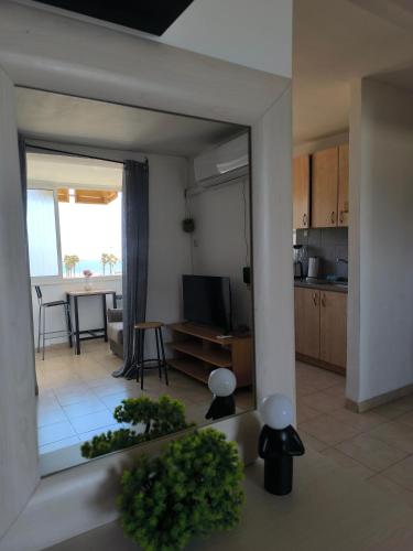 Home with a balcony by the sea 60-5 in 크리얏 얌