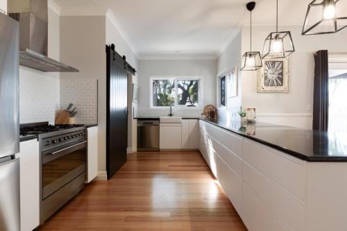 Elegant Beauty Point Home with WiFi & Fireplace in Beauty Point / Beaconsfield