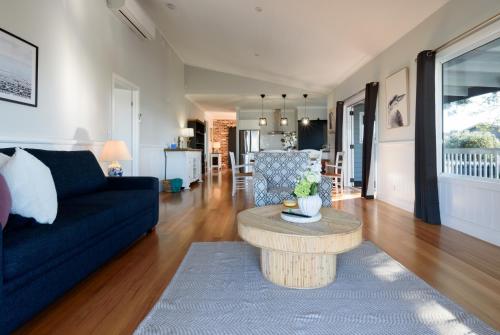 Elegant Beauty Point Home with WiFi & Fireplace in Beauty Point / Beaconsfield