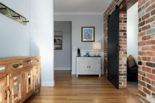 Elegant Beauty Point Home with WiFi & Fireplace in Beauty Point / Beaconsfield