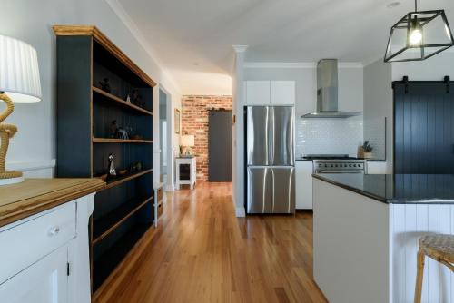 Elegant Beauty Point Home with WiFi & Fireplace in Beauty Point / Beaconsfield