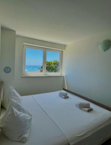 Three-Bedroom Apartment with Terrace and Sea View image 10